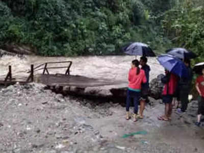 ধসে বিধ্বস্ত রাস্তাতেই রাতভর, ত্রাতা গ্রামবাসী,পর্যটন সংগঠন