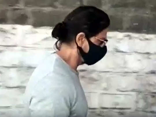 आर्यनला भेटण्यासाठी शाहरुख खान ऑर्थर रोड जेलमध्ये; काही मिनिटांची भेट 