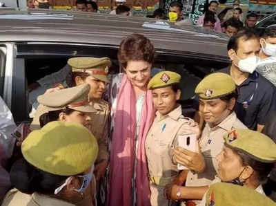 Selfie With Priyanka Gandhi: प्रियांका गांधींसोबत सेल्फीनं वाढवल्या महिला पोलिसांच्या अडचणी