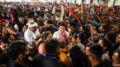 Priyanka Gandhi news: यूपी विधानसभा चुनाव से पहले प्रियंका गांधी का बड़ा ऐलान, कांग्रेस की  सरकार तो इंटर पास छात्राओं को स्मार्ट फोन और ग्रैजुएट्स को इलेक्ट्रॉनिक स्कूटी