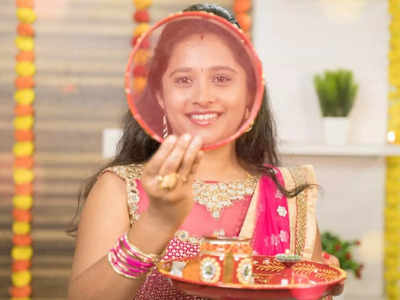 Karwa Chauth 2021: इस करवा चौथ सासू मां को दें ये तोहफे, जो उन्हें कराएगा स्पेशल होने का एहसास