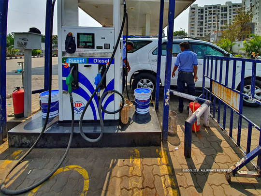 ​petrol diesel price hike : सध्या मूठभर लोक पेट्रोल-डिझेल वापरतात, भाजप मंत्र्याचं वक्तव्य 