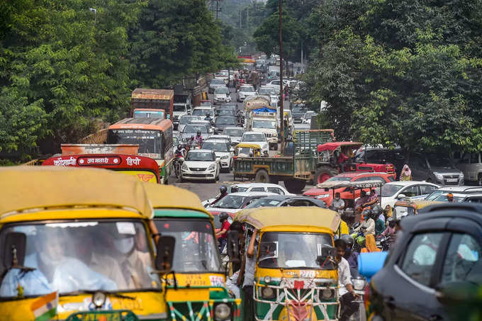 New Delhi: Traffic jam near Ghazipur border during the &#39;Bharat Bandh&#39; called by ...