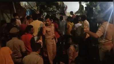 Jaunpur News: जौनपुर में दो मंजिला मकान गिरने से पांच लोगों की मौत, मलबे में दबे करीब 13 लोग