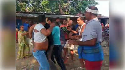 Mau News: राशन देने में आनाकानी पर कोटेदार-ग्रामीणों में चले लात-घूंसे, वीडियो हुआ वायरल