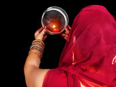 Karwa Chauth Sargi:স্বামীর দীর্ঘায়ু কামনায় স্ত্রীদের নির্জলা উপবাস, করবা চৌথে সারগিতে থাকুক এই খাবারগুলি...