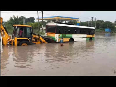 వాగు మధ్యలో నిలిచిన ఆర్టీసు బస్సు.. 30 మంది ప్రయాణికుల్లో టెన్షన్