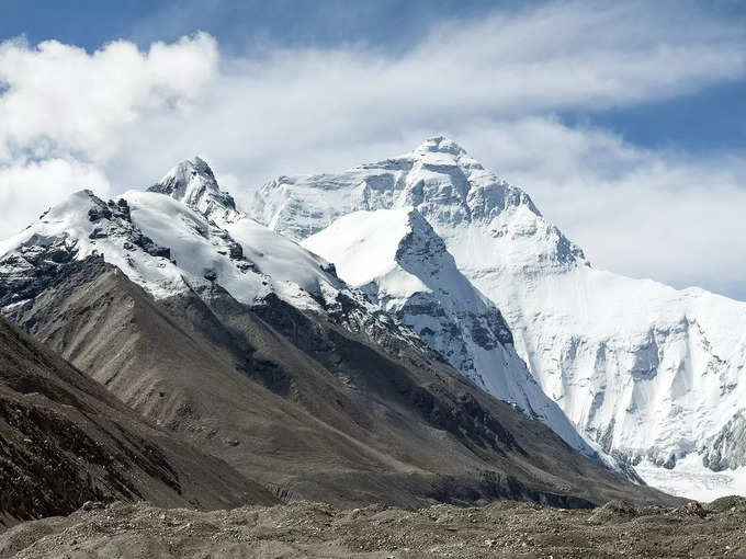 एवरेस्ट पर चढ़ने के लिए लाखों का आता है खर्चा -