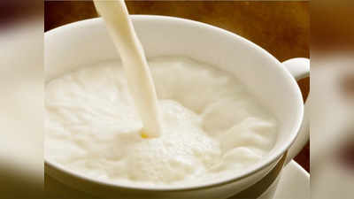Milk in Diabetes: रात में दूध पीकर सोना क्‍या शुगर वालों के लिए सही है? हां या ना, जानें यहां
