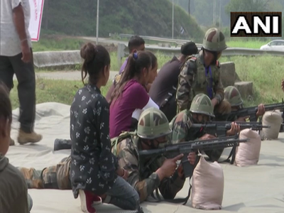 जम्मू कश्मीर: आतंकियों से लोहा लेने की पूरी तैयारी, सेना लड़कियों को दे रही सेल्फ डिफेंस ट्रेनिंग