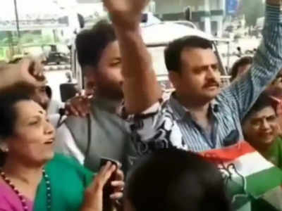 Video: कांग्रेसी कार्यकर्ताओं ने विरोध-प्रदर्शन दौरान लगाया उल्टा नारा, यूजर्स ने जमकर ली मौज!