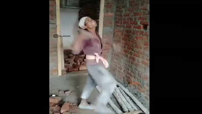 Amazing Dance Video: ಕಟ್ಟಡ ಕಾರ್ಮಿಕನ ಅದ್ಭುತ ನೃತ್ಯ ಕೌಶಲ್ಯ : ಪ್ರತಿಭೆಗೆ ಮನಸೋತ ನೆಟ್ಟಿಗರು