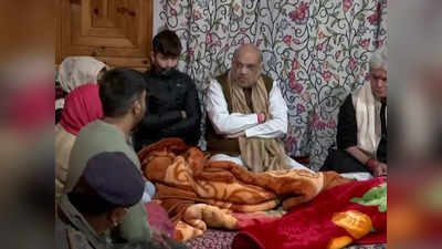 Amit Shah in Kashmir: कश्मीर दौरे पर शहीद इंस्पेक्टर परवेज अहमद के घर पहुंचे अमित शाह, पत्नी को सौंपे सरकारी नौकरी के कागज