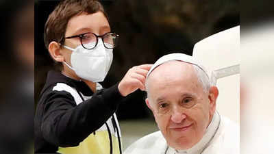 जब पोप फ्रांसिस की टोपी चुराने लगा बच्चा, लोगों ने जमकर बजाई तालियां, वायरल वीडियो देखें