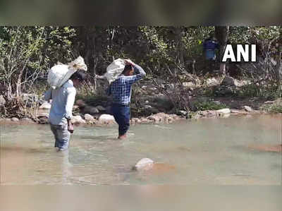 ಹೆಗಲ ಮೇಲೆ ಬಿಸಿಯೂಟದ ದಿನಸಿ ಹೊತ್ತು ನದಿ ದಾಟಿ, ಬೆಟ್ಟ ಹತ್ತುವ ಛತ್ತೀಸ್‌ಗಡ ಶಿಕ್ಷಕರು..!