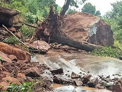 நிற்காமல் பெய்யும் பலத்த மழையால் ஈரோட்டில் போக்குவரத்து தொடர்ந்து தடை!