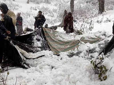 Kashmir Snowfall: कश्मीर में बर्फबारी की आफत, दो लोगों की गई जान, कई फंसे लोगों का रेस्क्यू जारी