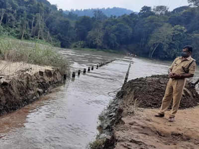 വെള്ളപ്പൊക്കത്തിൽ ഒറ്റപ്പെട്ട കുരുമ്പൻമൂഴിയില്‍ റോഡ് നിർമിച്ചു, പിന്നാലെ ഉരുൾപൊട്ടൽ; വീഡിയോ കാണാം