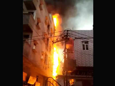 Ghaziabad Fire News: गाजियाबाद में 3 मंजिला इमारत में लगी भीषण आग, लाखों का माल जलकर खाक