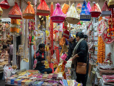 दिवाली पर करनी है शॉपिंग तो पहुंच जाए दिल्ली के उन बाजारों में, जहां मिलती हैं बजट में खूब सारी वैराइटी
