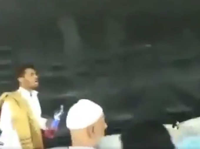 Liquid Thrown at Makka Kaaba in Viral Facebook Video is Petrol Not Milk Fake Video News in Hindi