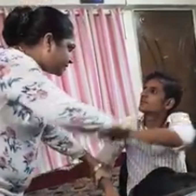 Mumbai Viral Video Lady Counselor beats Husband Who Gave Talaq On Mobile Message Shabnam Shaikh News in Hindi