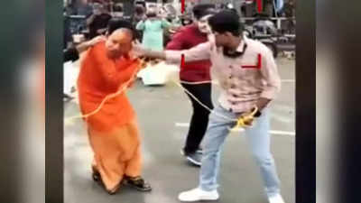 Kerala News: योगी का मुखौटा पहने शख्‍स को रस्‍सी से बांध बीच सड़क घसीटा...थप्‍पड़ बरसाए, वायरल वीडियो पर भड़की BJP