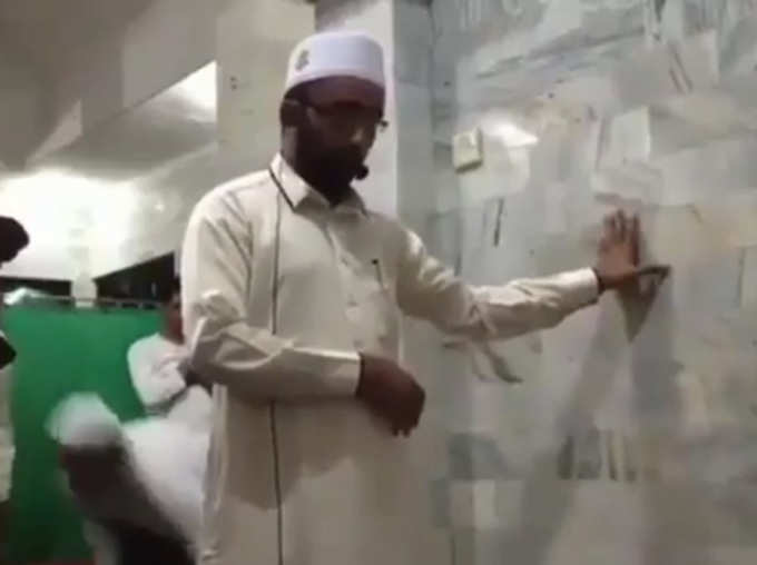 Viral Video Imam Leading Prayer During Strong Earthquake In Indonesia Goes Viral News in Hindi
