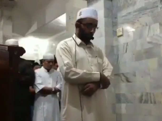 Viral Video Imam Leading Prayer During Strong Earthquake In Indonesia Goes Viral News in Hindi