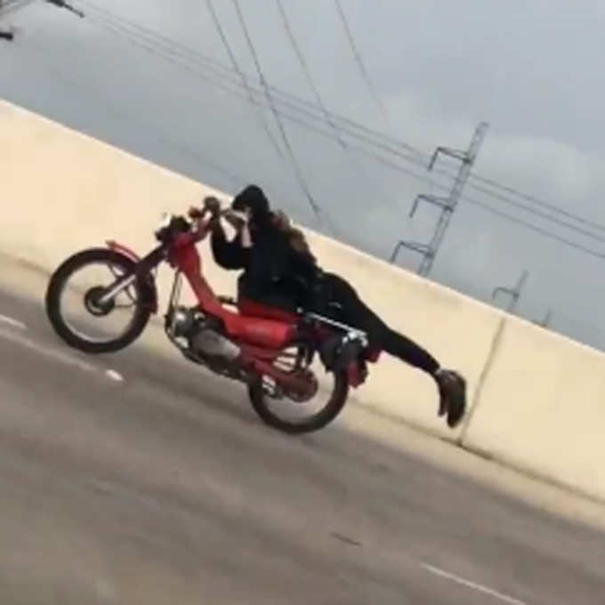 Shocking Video of Motorcyclist Performing Dangerous Stunts on Highway Goes Viral News in Hindi