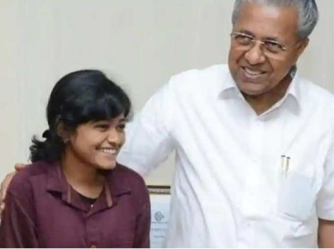 Kerala Flood Girl Trolled For Selling Fish In College Uniform Donated 1.5 Lakh In Relief Fund Next Time Think Twice Before Trolling Anyone on Social Media News in Hindi