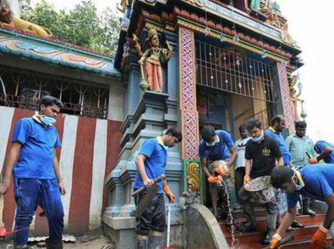 Kerala Floods Hindu Muslim Integrity Mosque Offered Shelter To Hindus Muslim Boys Cleans Temple News in Hindi