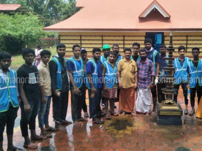 Kerala Floods Hindu Muslim Integrity Mosque Offered Shelter To Hindus Muslim Boys Cleans Temple News in Hindi