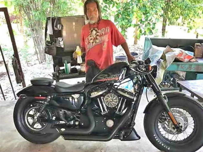 Thailand Man Ignored As Begger Buys Harley-Davidson Bike Worth 12 Lakhs In Cash News in Hindi