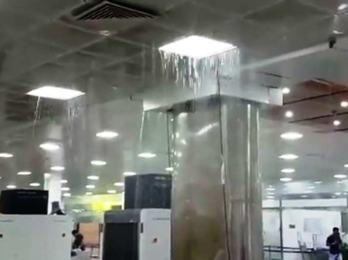 Viral Video Rain Water Floods Guwahati Airport Passenger Lounge Video Goes Viral News in Hindi