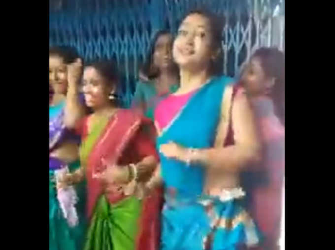 Watch Viral Video Lady Teachers Dances on Badtameez Dil Song In Girls School Of West Bengal News in Hindi