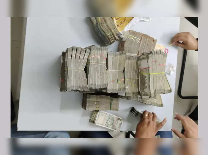 cisf detected rs 58 lakh cash from a passenger at lal quila metro station in delhi