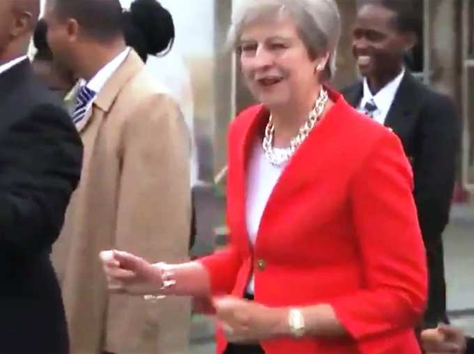 England Prime Minister Theresa May Dances With School Kids in Cape Town Video Goes Viral News in Hindi