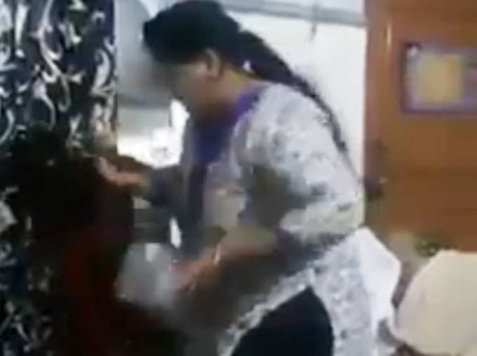 Pakistan Viral Video Woman Mercilessly Attacks Juvenile Maid On Excess Tea News in Hindi