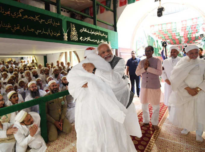 Did pm narendra modi ignored Muslim women from his event at Saifee mosque
