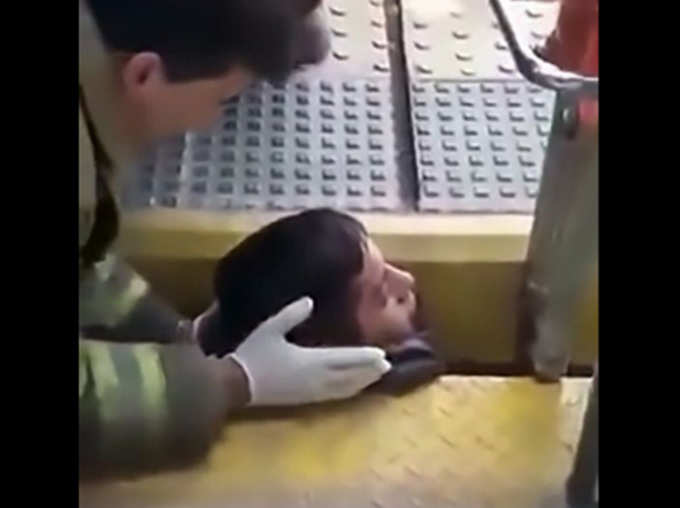 Man Got His Head Trapped in Narrow Gap Between Train And Platform Rescue Video Goes Viral 