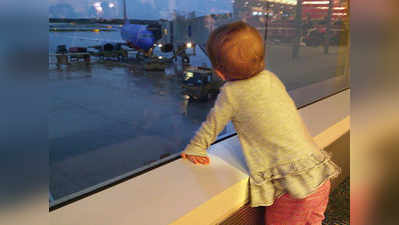 एयरपोर्ट पर देवी बनकर आई महिला, बाप-बेटी की कर गई मदद