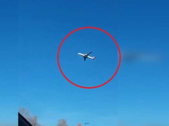 Bizarre Video Footage Passenger Plane Suspended Mid-Air Is Confusing Everyone on Social Media