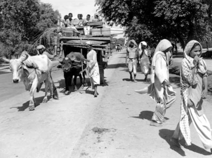 image of refugees moving from Amritsar to Lahore used to claim RSS killed Muslims in Jammu Kashmir