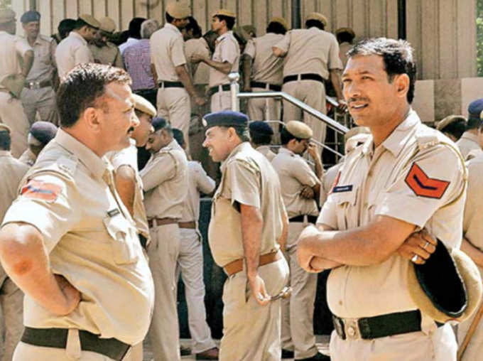 Why Indian Police Uniform is Khaki in Colour But Kolkata Police Wears White Uniform