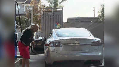 इलेक्ट्रिक कार में महिला भरने लगी पेट्रोल, हो गई किरकिरी
