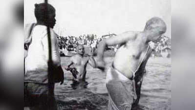 क्या यह फोटो 1954 में जवाहरलाल नेहरू के कुंभ स्नान की है?