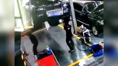 Video: मैकेनिक पर गिरी 2,500 kg की Rolls Royce कार, हो गई मौत