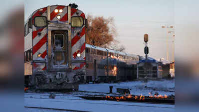 शिकागो में क्यों लगाई जा रही है रेल की पटरियों पर आग?