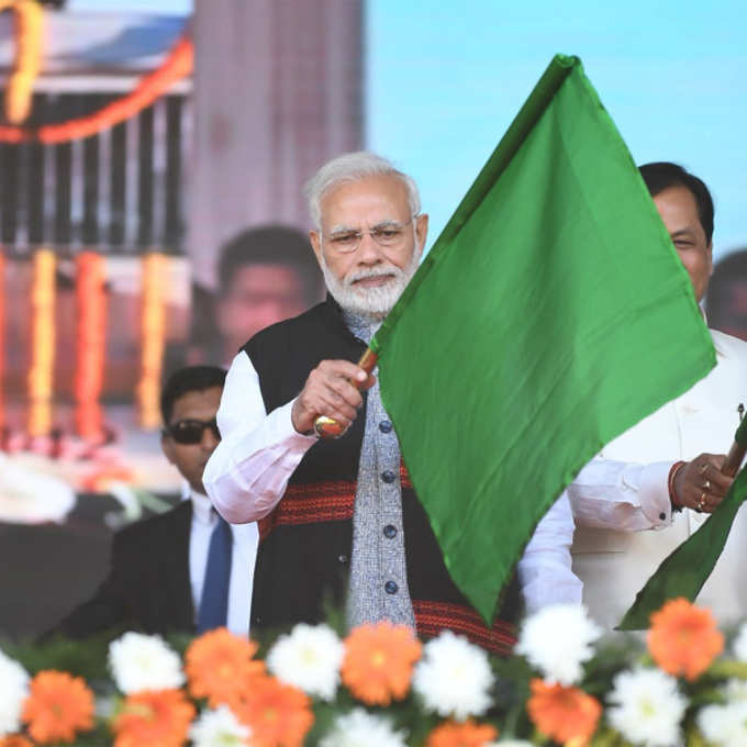 Fact Check: Photo showing PM Modi with Islamic flag is fake 